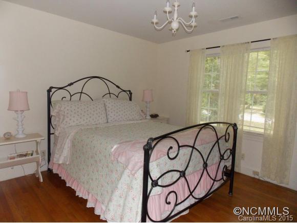 211 Balsam Road Hendersonville, NC 28792 - Photo 9 of 20 Gallery Image 9