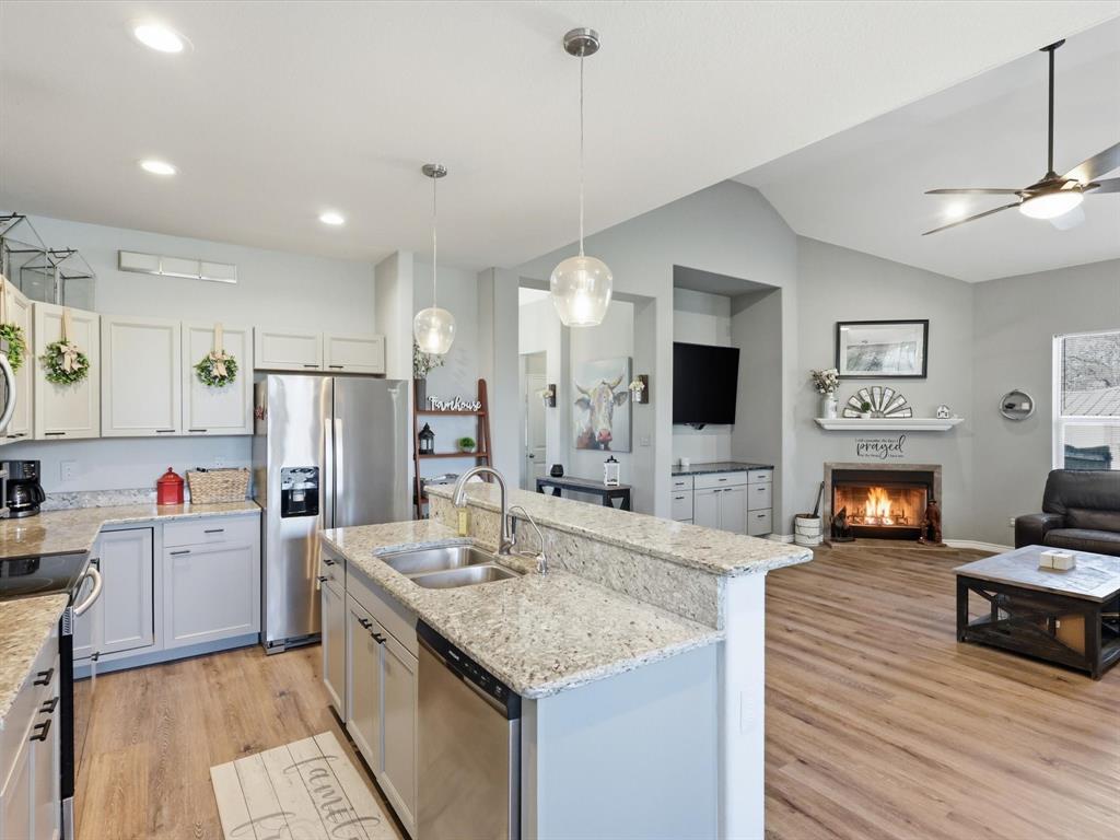 913 Carpenter Street Azle, TX 76020 - Photo 3 of 27