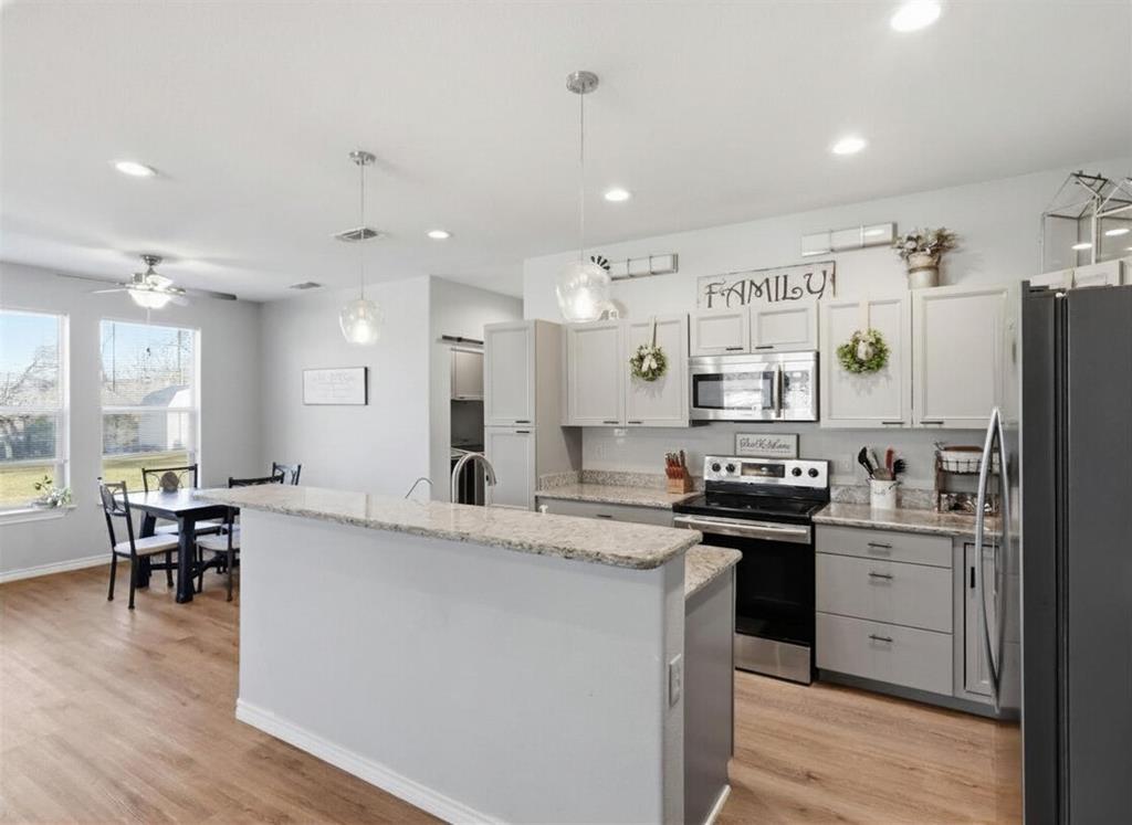 913 Carpenter Street Azle, TX 76020 - Photo 4 of 27