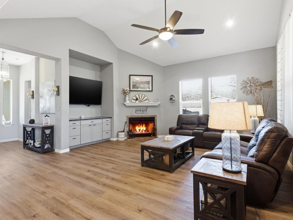 913 Carpenter Street Azle, TX 76020 - Photo 5 of 27