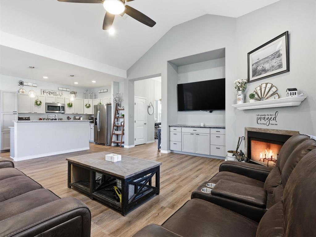 913 Carpenter Street Azle, TX 76020 - Photo 6 of 27