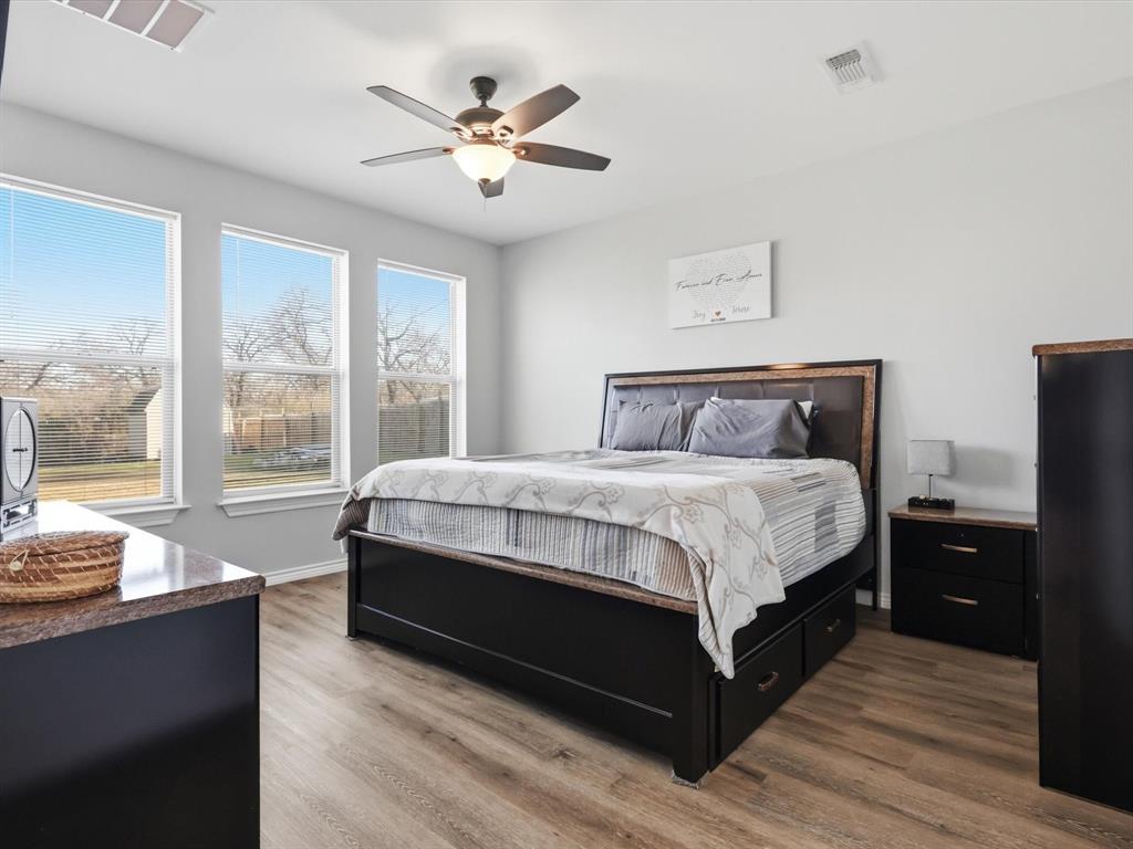 913 Carpenter Street Azle, TX 76020 - Photo 7 of 27