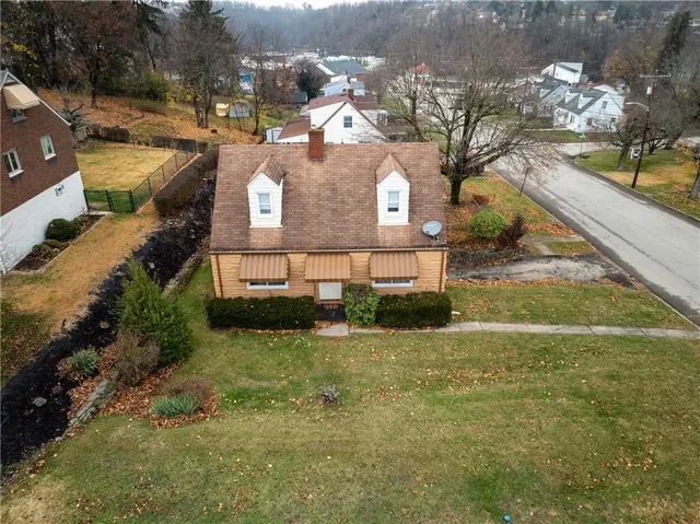 a view of a house with a yard