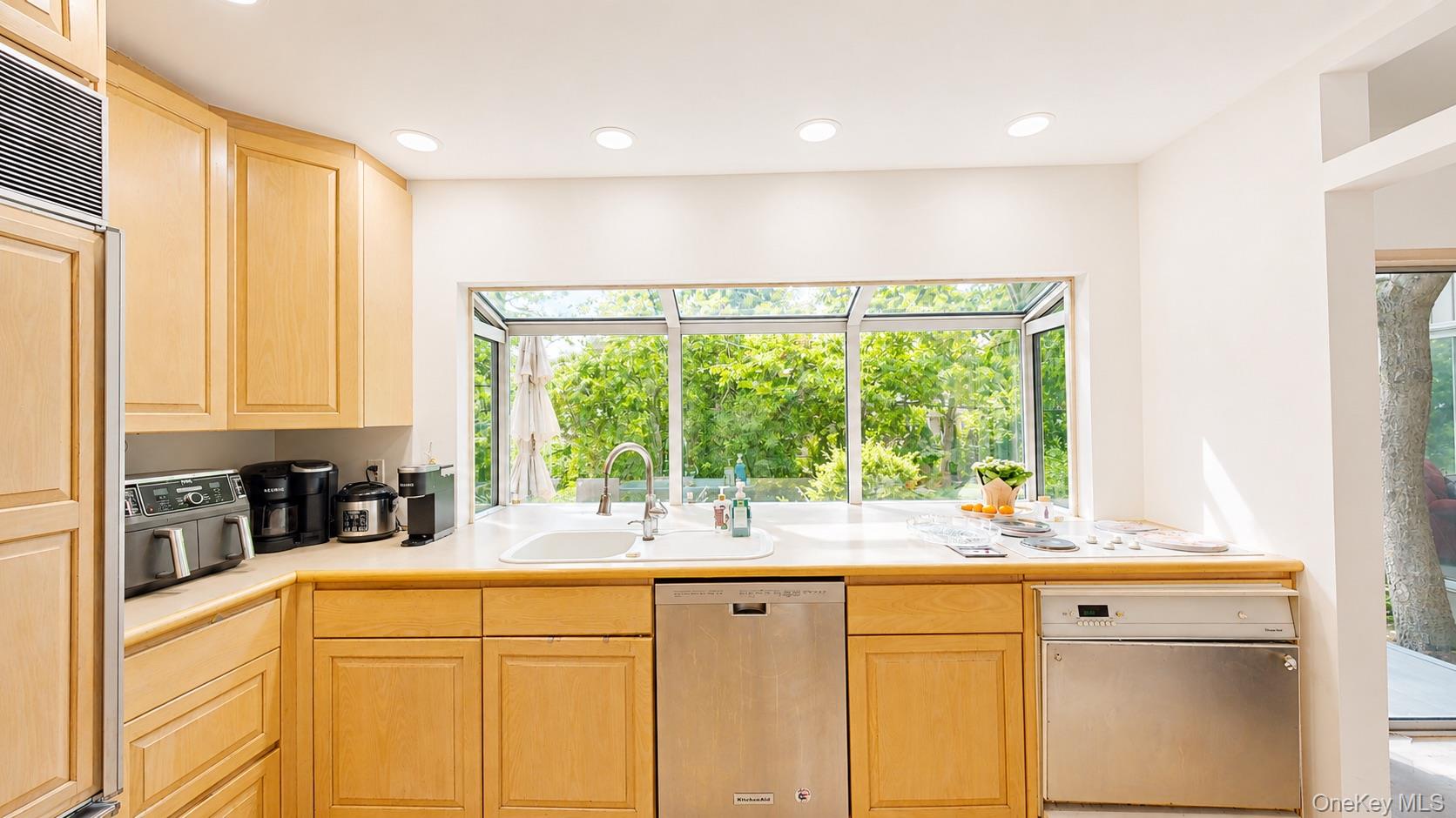 9 Arbor Road East Hills, NY 11577 - Photo 13 of 37