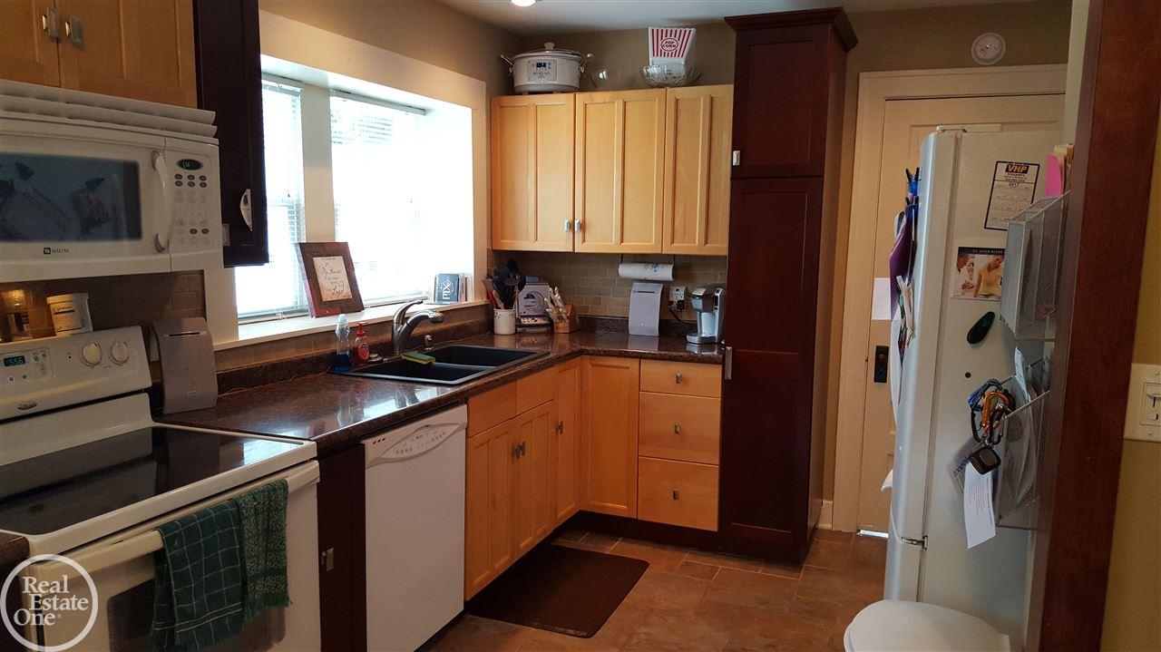 2675 Michigan Road Port Huron, MI 48060 - Photo 12 of 35 31323933-11.JPG