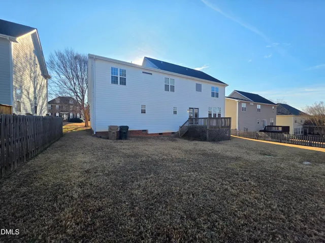 a view of a house with backyard
