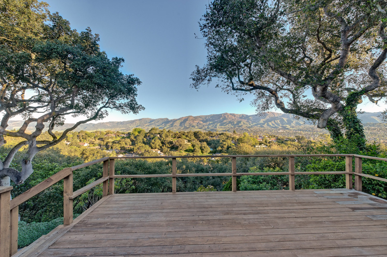 Large Entertainment Deck