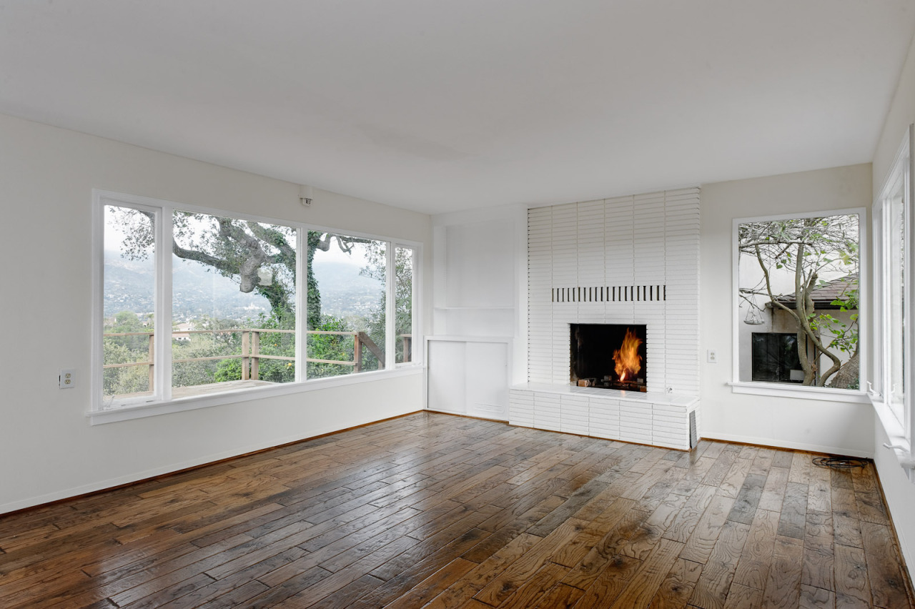 Living Room W/ Fireplace