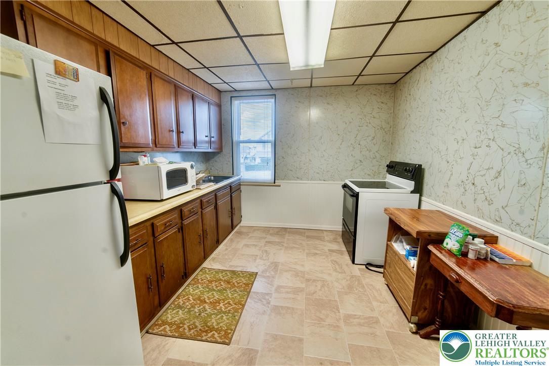 1109 Catasauqua Road Whitehall, PA 18052 - Photo 37 of 58 1111 Unit 1 1st Fl Kitchen