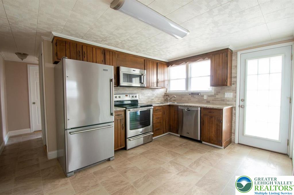 1109 Catasauqua Road Whitehall, PA 18052 - Photo 8 of 58 1109 Unit 1 Kitchen