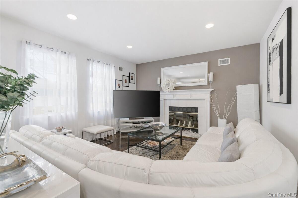 24 Ridge Court Hauppauge, NY 11788 - Photo 21 of 37