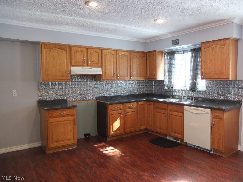 3262 Boyne Road Barberton, OH 44203 - Photo 4 of 20 Spacious, updated kitchen.