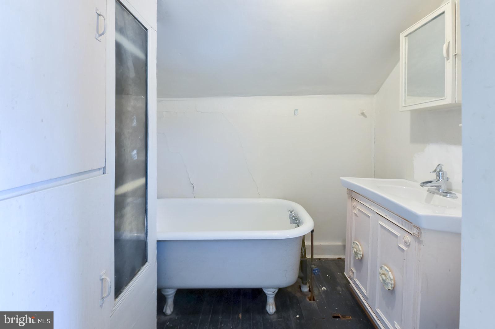112 Linhigh Avenue Nottingham, MD 21236 - Photo 33 of 45 Charming vintage bathroom with classic tub.