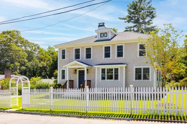 $1,999,000 | 5 Pine Tree Lane, Vineyard Haven, MA 02568