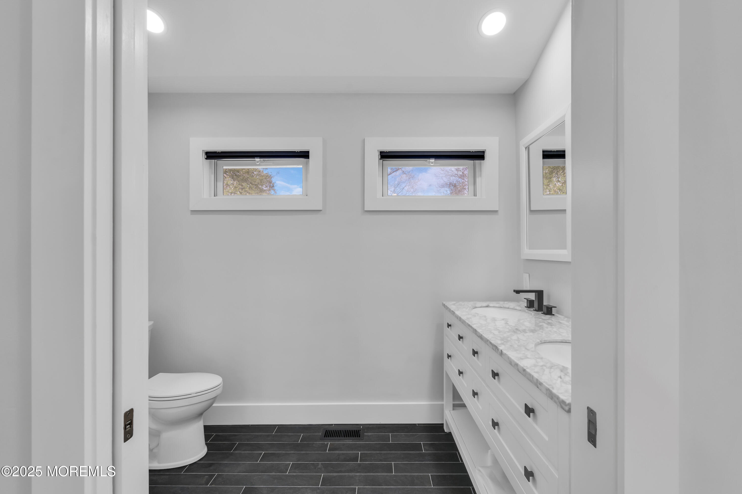 142 Freehold Road Manalapan, NJ 07726 - Photo 17 of 35 ey202128_24
