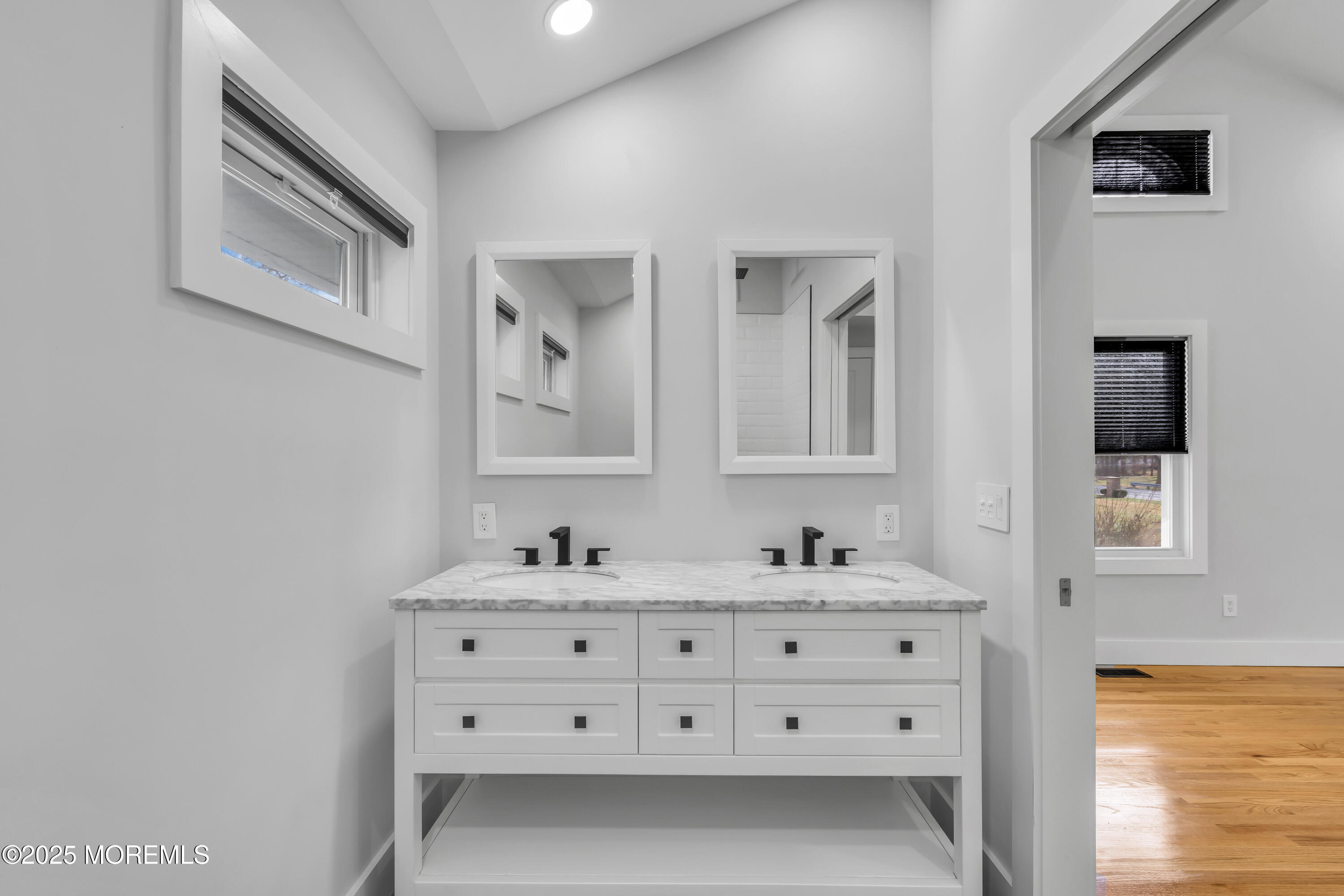 142 Freehold Road Manalapan, NJ 07726 - Photo 18 of 35 ey202143_326