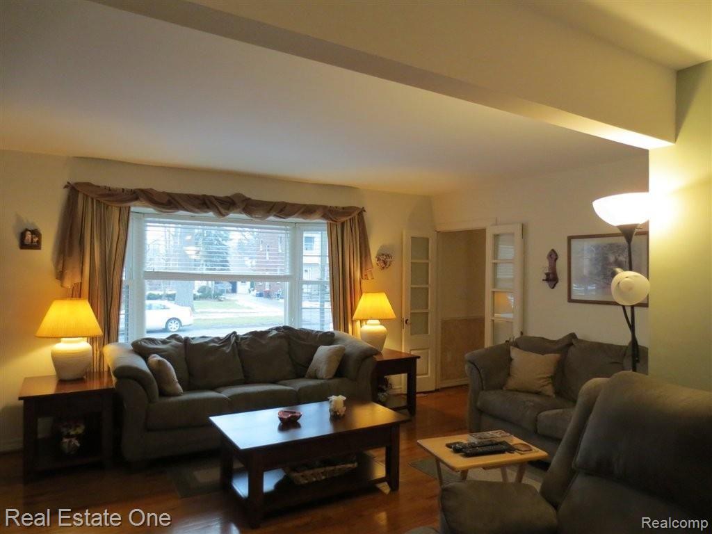 2007 Wiltshire Road Berkley, MI 48072 - Photo 10 of 15 Living Room