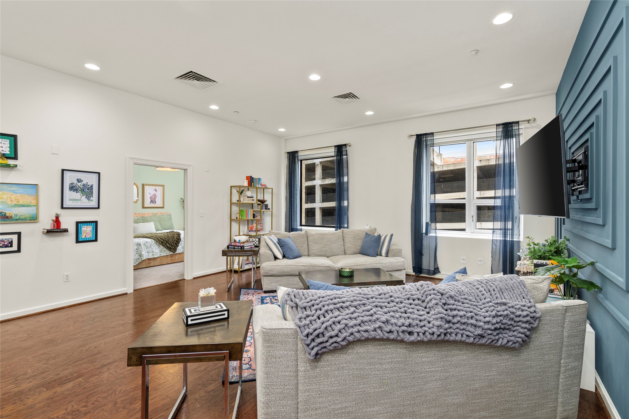 914 Main Street, Unit 1008 Houston, TX 77002 - Photo 9 of 26 Expansive family room with flexible layout to suit any lifestyle or design.