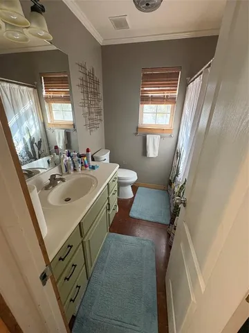 a view of a livingroom with furniture and a ceiling fan