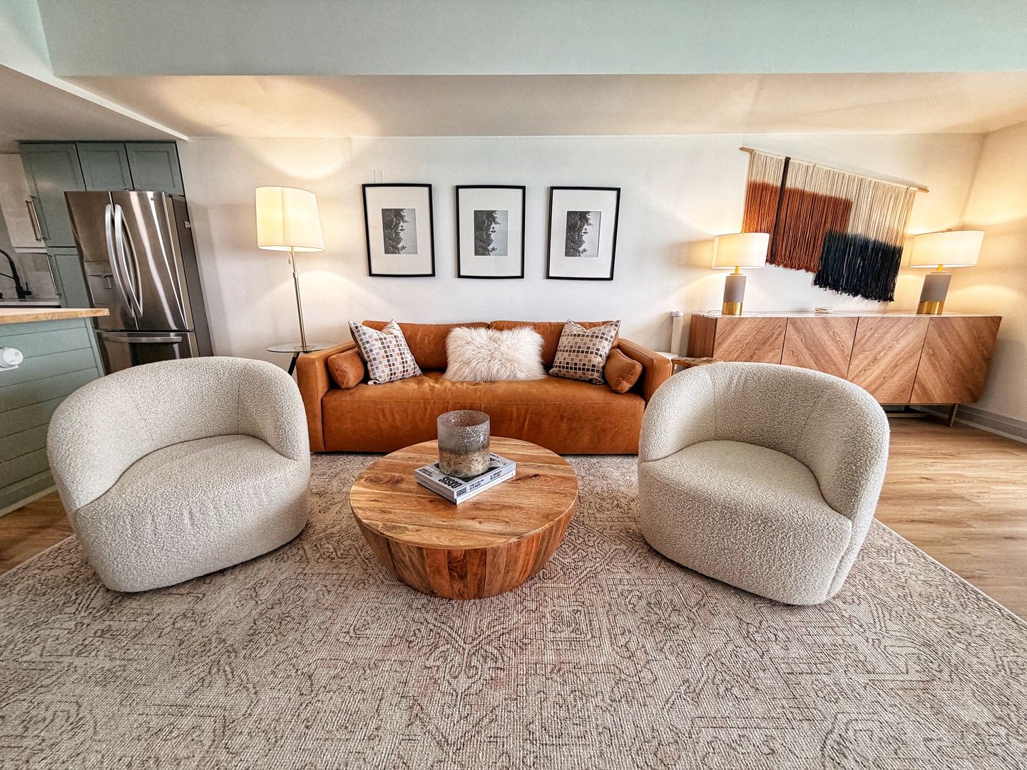 175 East Delaware Place, Unit 5808 Chicago, IL 60611 - Photo 5 of 29 a living room with furniture