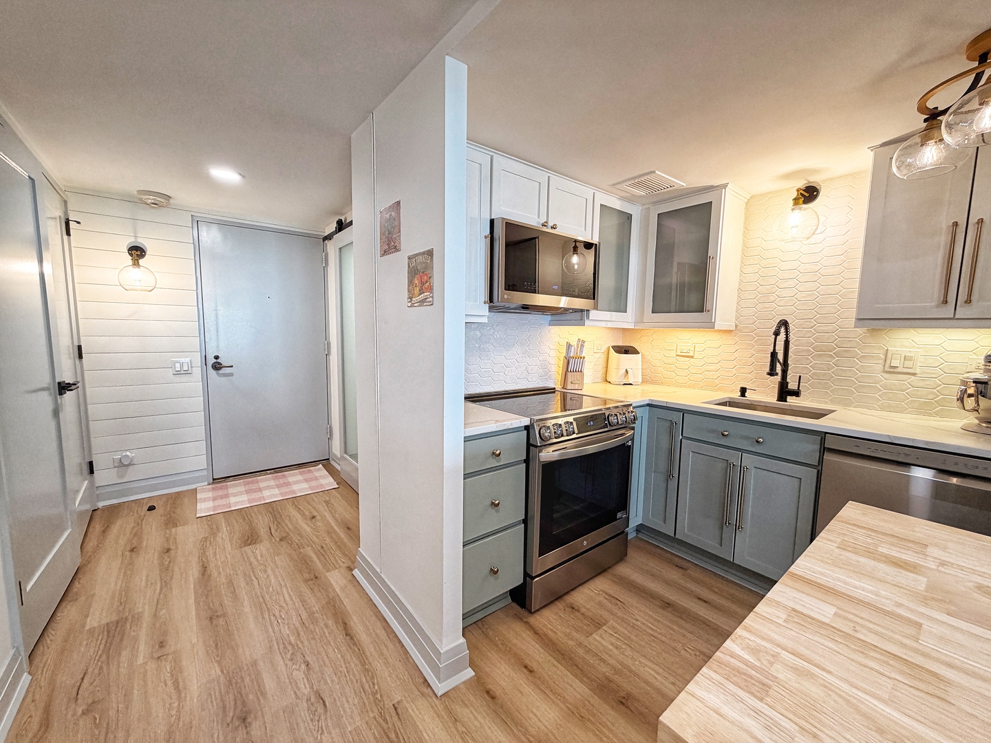 175 East Delaware Place, Unit 5808 Chicago, IL 60611 - Photo 8 of 29 a view of a kitchen with wooden floor and electronic appliances
