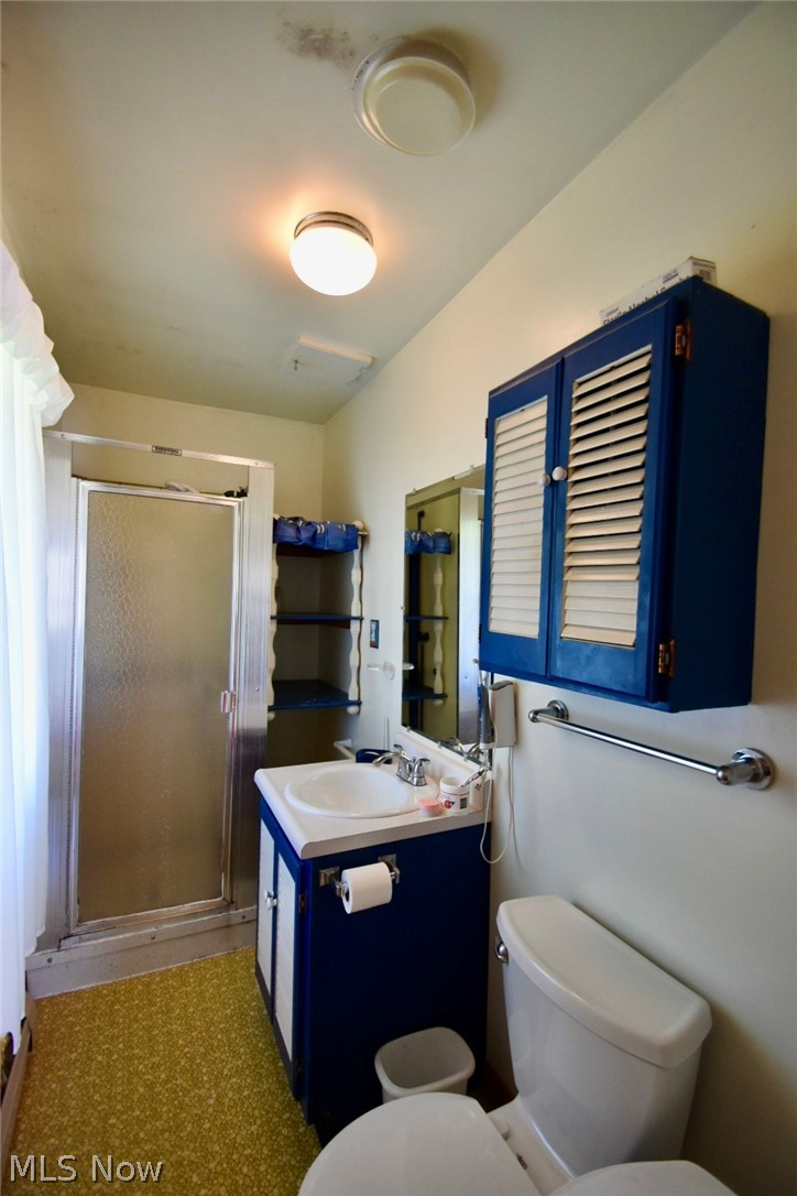 12840 South Reed Road Grafton, OH 44044 - Photo 15 of 27 Bathroom featuring a shower with door, large vanity, and toilet