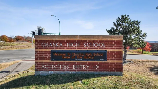 $689,990 | 1732 Oak Creek Pass, Chaska, MN 55318