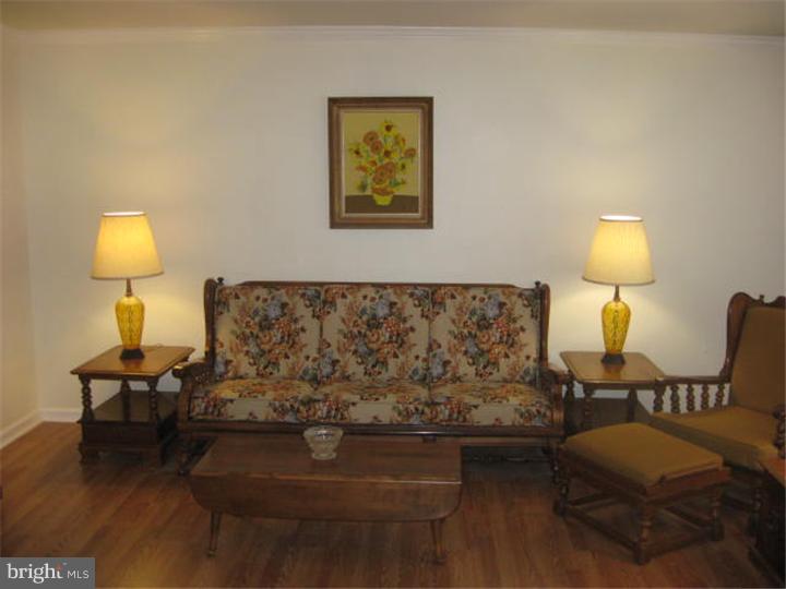 12252 Rambler Road Philadelphia, PA 19154 - Photo 5 of 24 Living Room