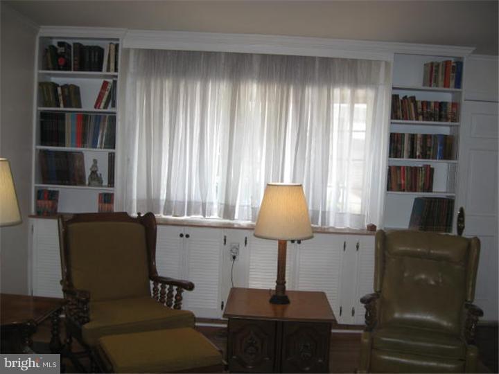 12252 Rambler Road Philadelphia, PA 19154 - Photo 7 of 24 Living Room