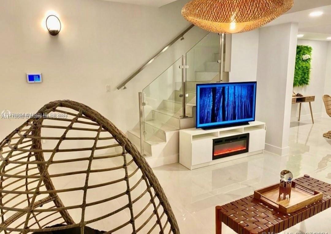 6 Northeast 50th Street Miami, FL 33137 - Photo 4 of 14 a view of entryway with microwave