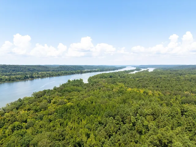 a view of a lake with houses in back