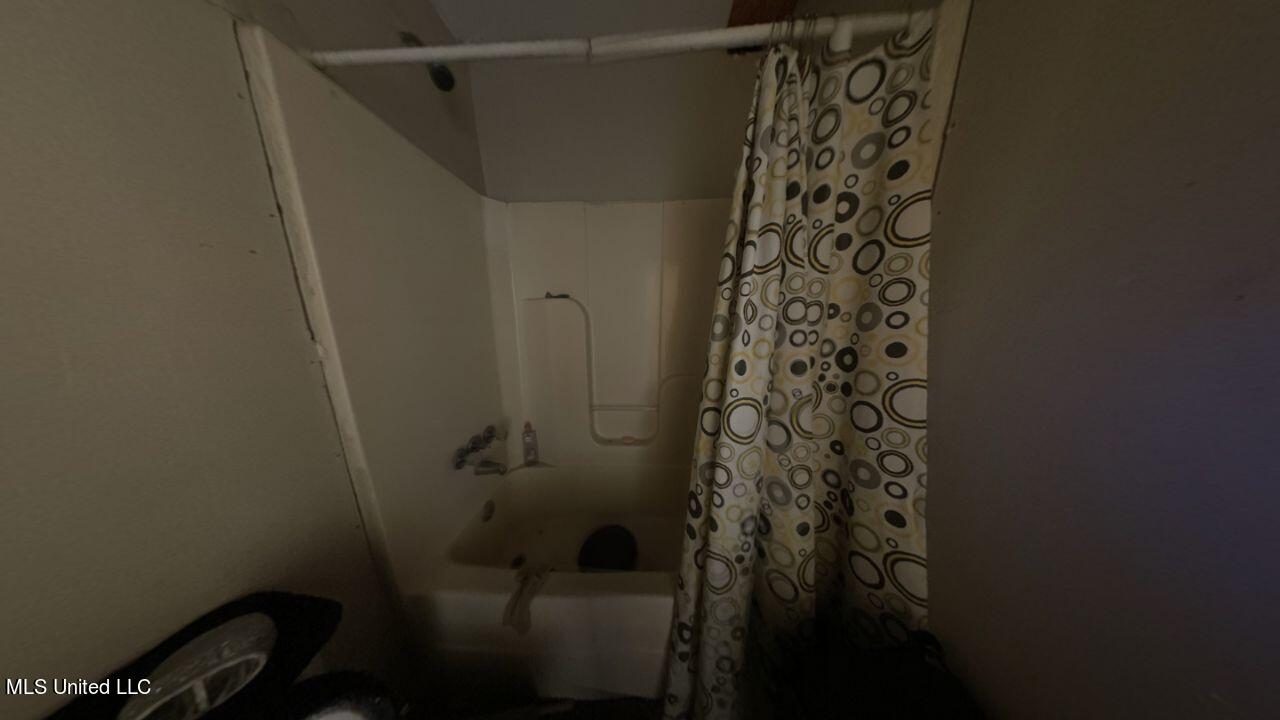 806 Jarrell Street Picayune, MS 39466 - Photo 6 of 15 Bathroom