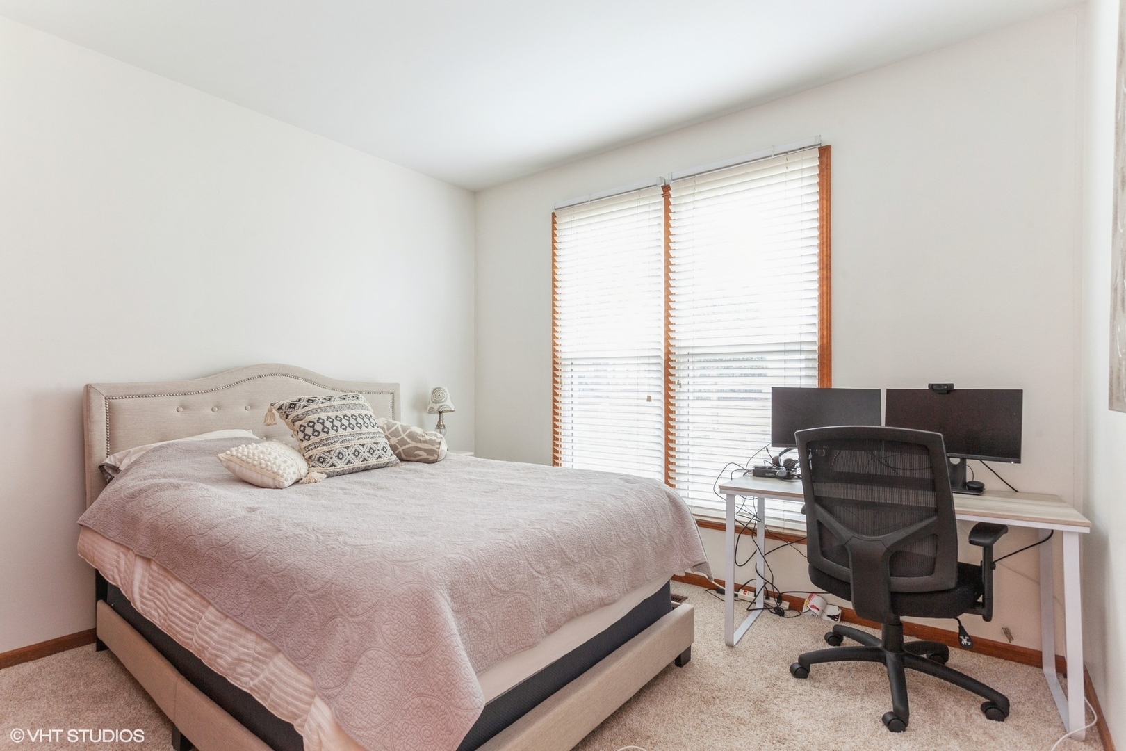 910 Prospect Court, Unit 910 Naperville, IL 60540 - Photo 6 of 17 a bedroom with a bed and a desk