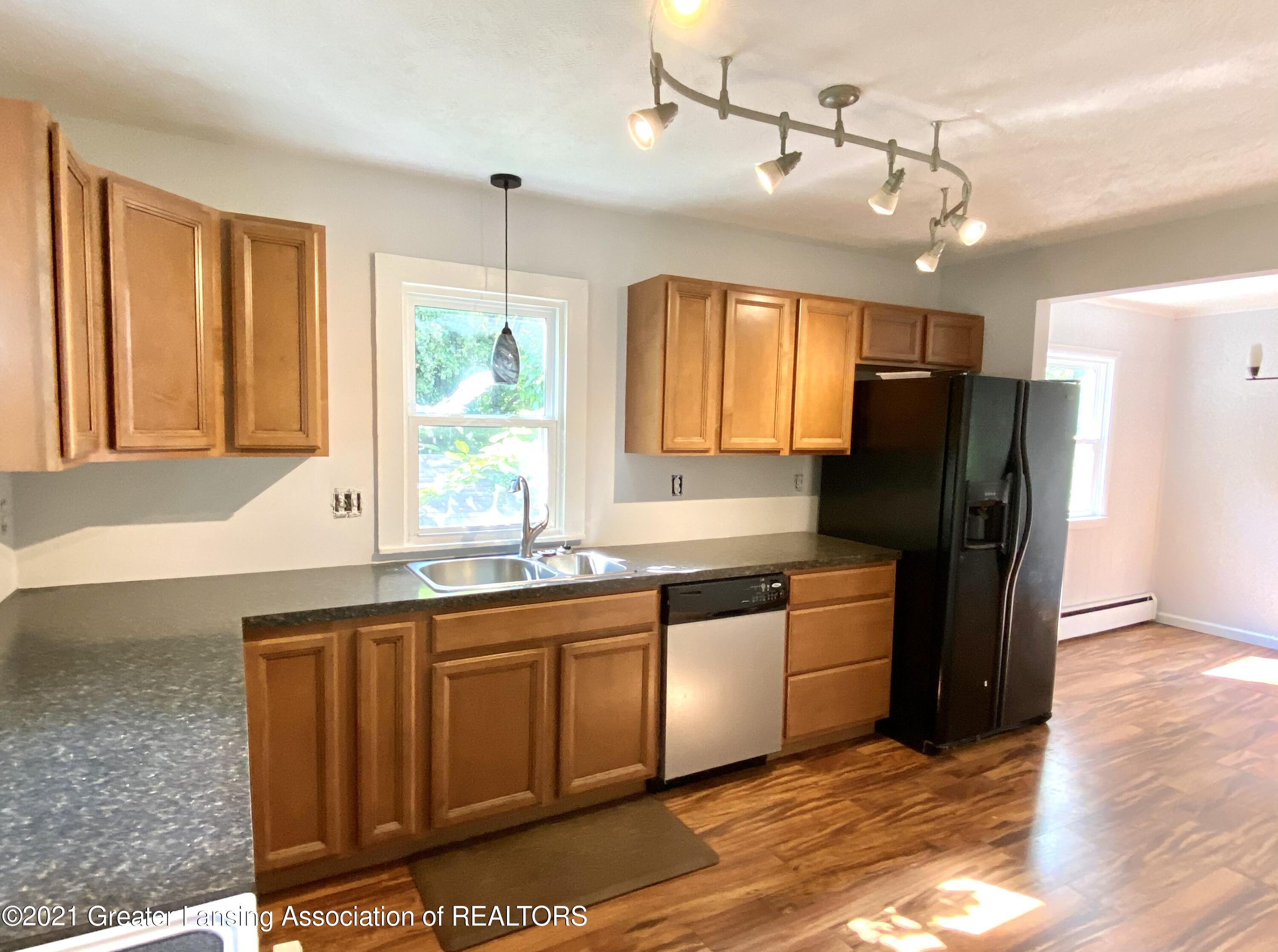 16074 Brook Road Lansing, MI 48906 - Photo 6 of 40 Kitchen