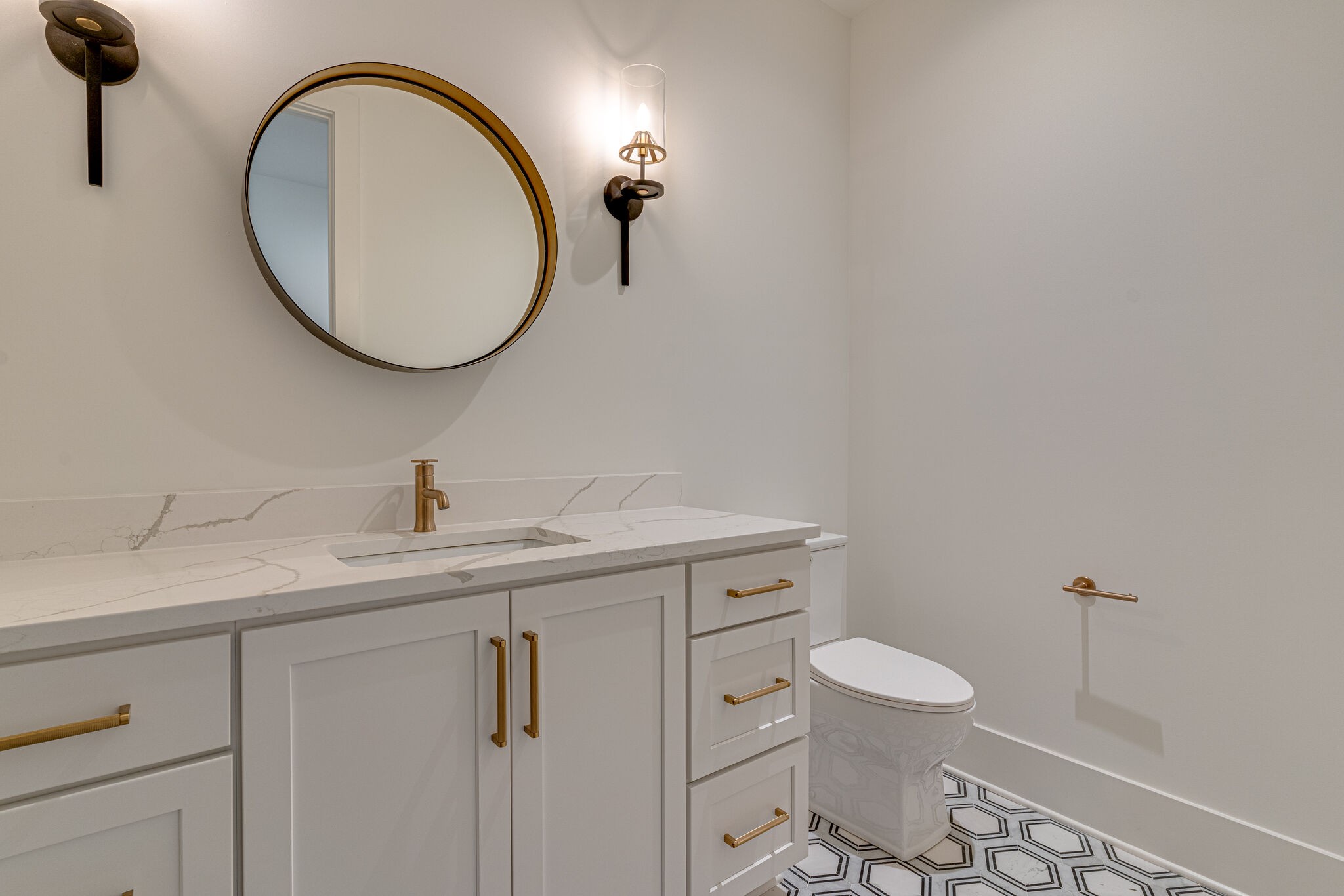 6212 Hickory Valley Road Nashville, TN 37205 - Photo 38 of 41 a bathroom with a toilet a sink and mirror