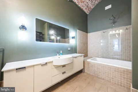$598,000 | 105 South 12th Street, Unit 402, Philadelphia, PA 19107