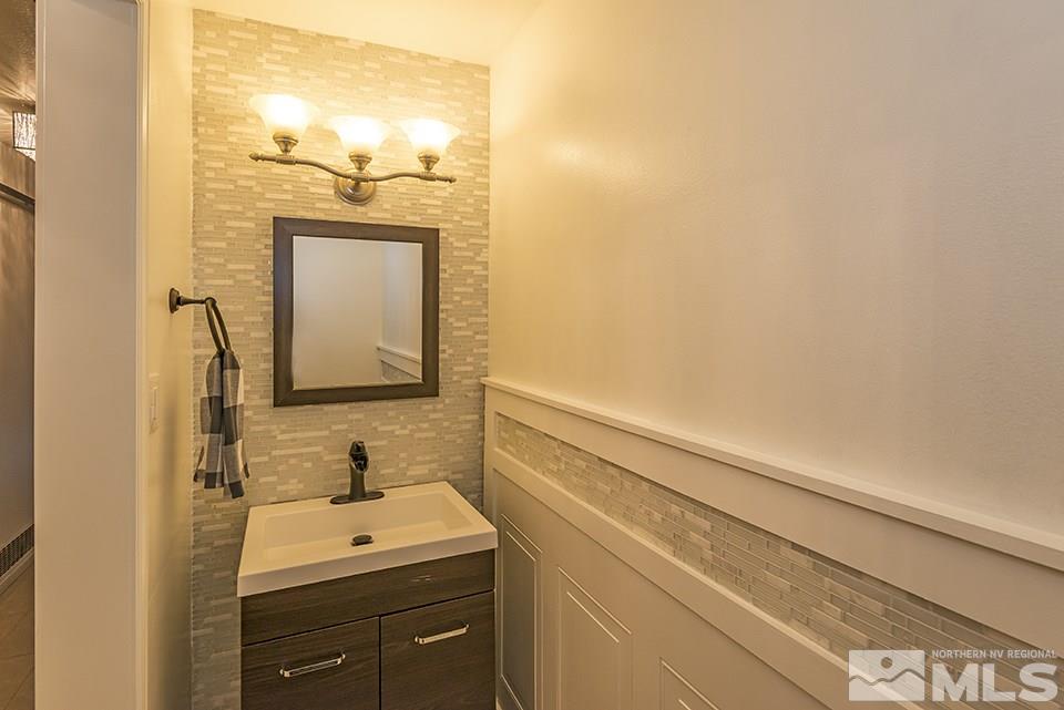 60 Smithridge Park Reno, NV 89502 - Photo 9 of 15 a bathroom with a sink a vanity and a mirror