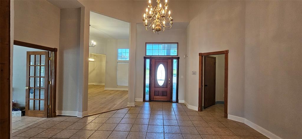137 Oakview Gainesville, TX 76240 - Photo 2 of 37 Foyer.