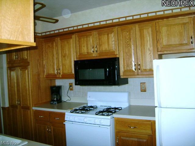 6982 Shaffer Road Northwest Warren, OH 44481 - Photo 4 of 16 Kitchen with New gas stove and refrigerator