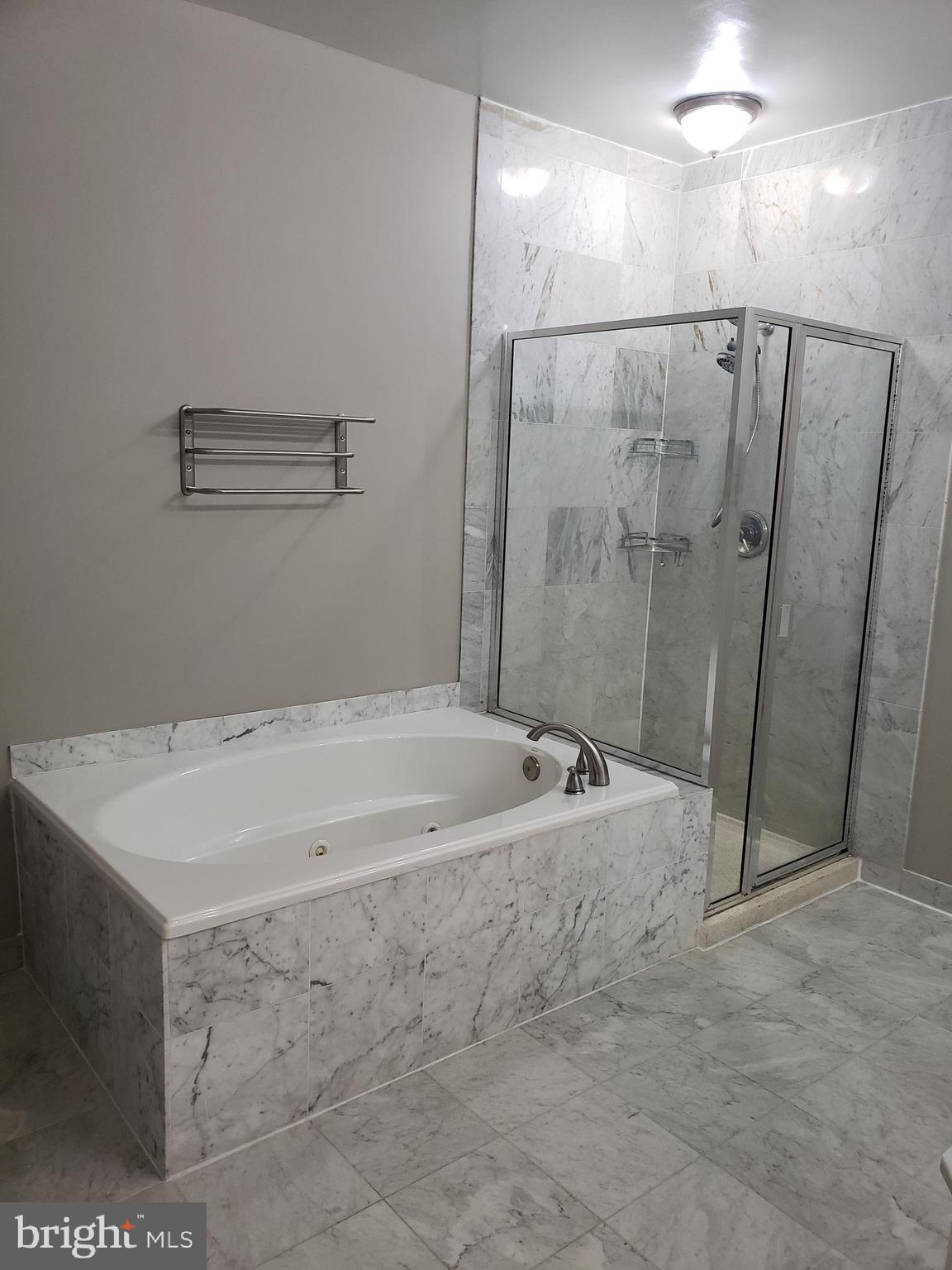 100 Harborview Drive, Unit 2103 Baltimore, MD 21230 - Photo 26 of 40 primary bathroom shower & tub