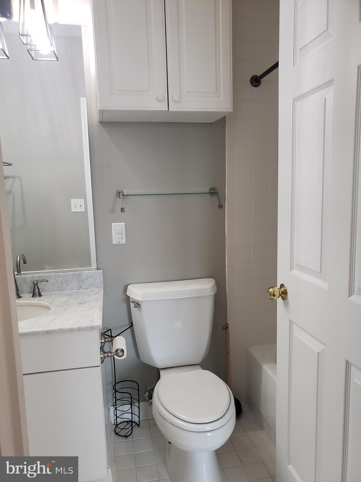 100 Harborview Drive, Unit 2103 Baltimore, MD 21230 - Photo 32 of 40 Full bath, hallway