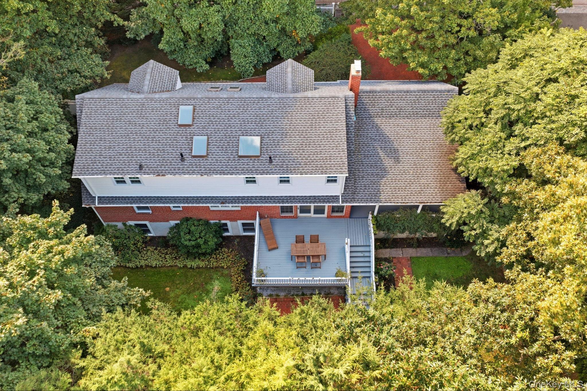 88 Little Neck Road Centerport, NY 11721 - Photo 27 of 33 Gallery Image 27