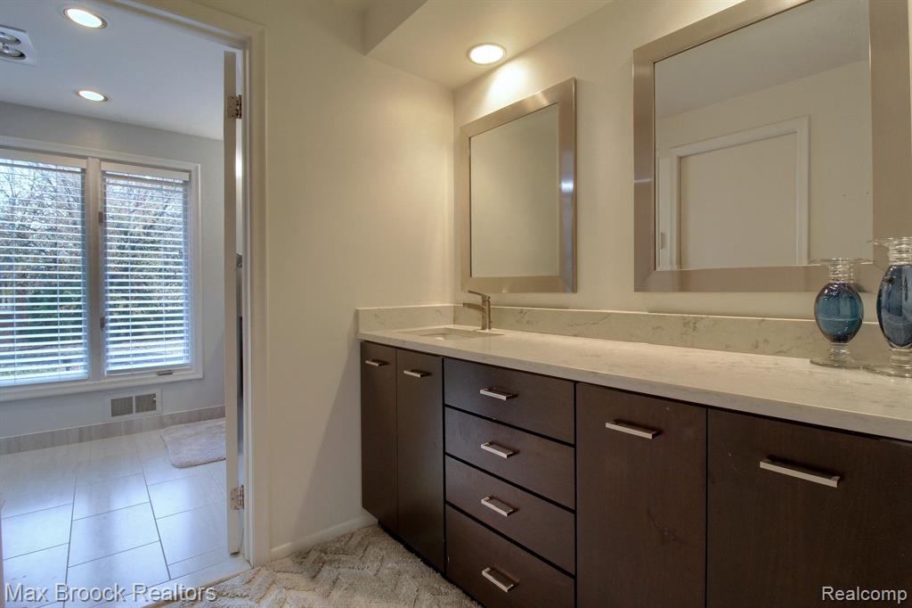 4817 South Valleyview Road West Bloomfield, MI 48323 - Photo 21 of 38 Gallery Image 21