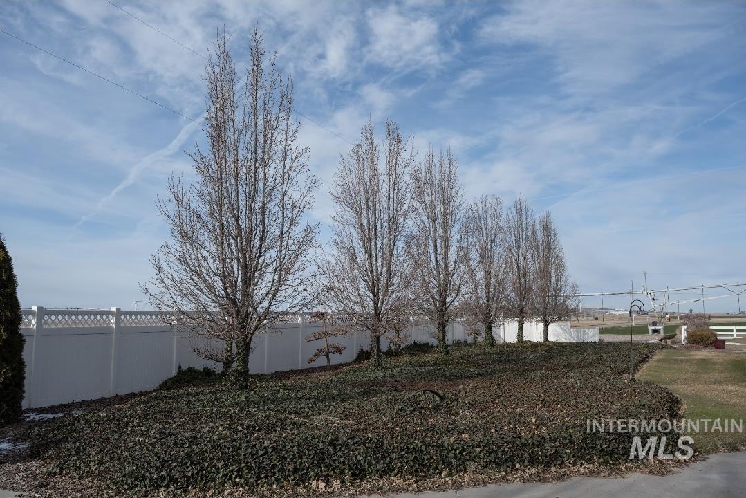 549 West 800 S Road Burley, ID 83318 - Photo 6 of 21 View of yard