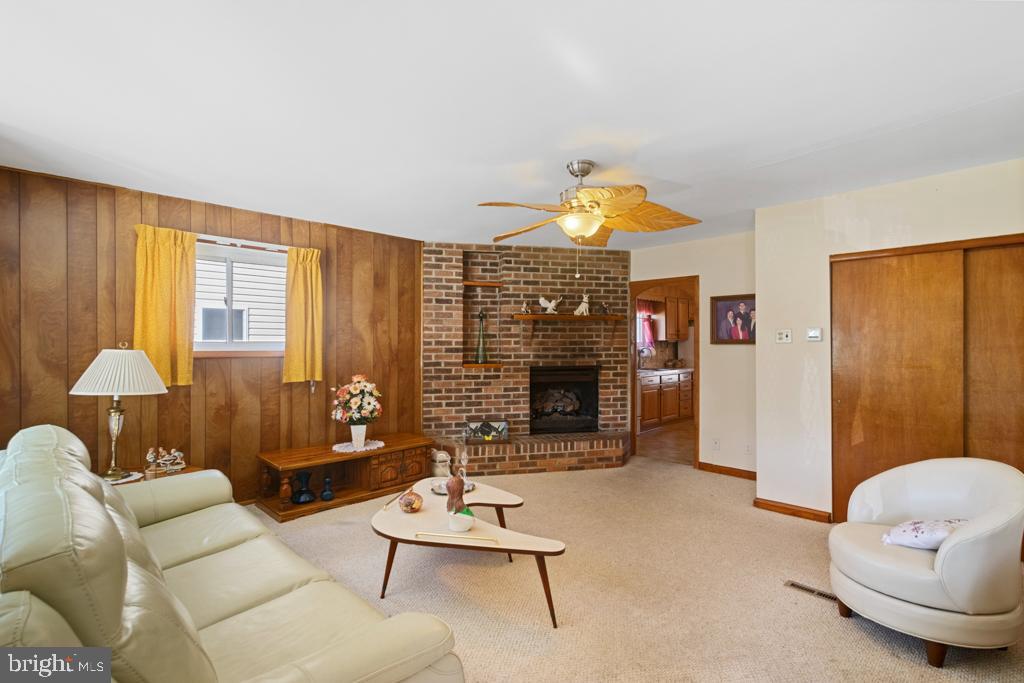 260 Carroll Road Pasadena, MD 21122 - Photo 12 of 29 LIVING ROOM