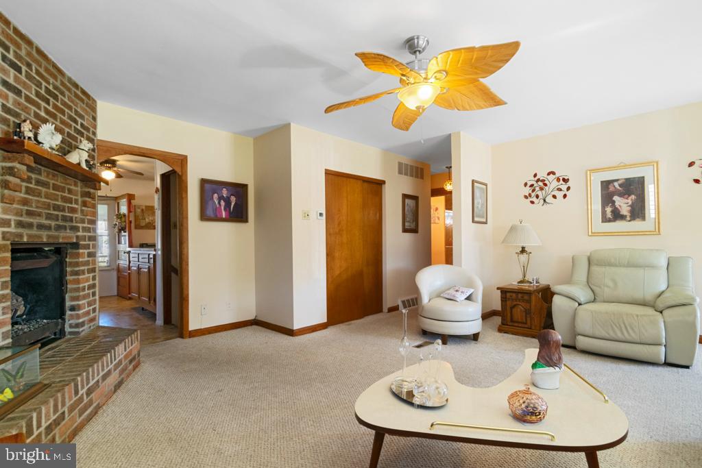 260 Carroll Road Pasadena, MD 21122 - Photo 13 of 29 LIVINNG ROOM