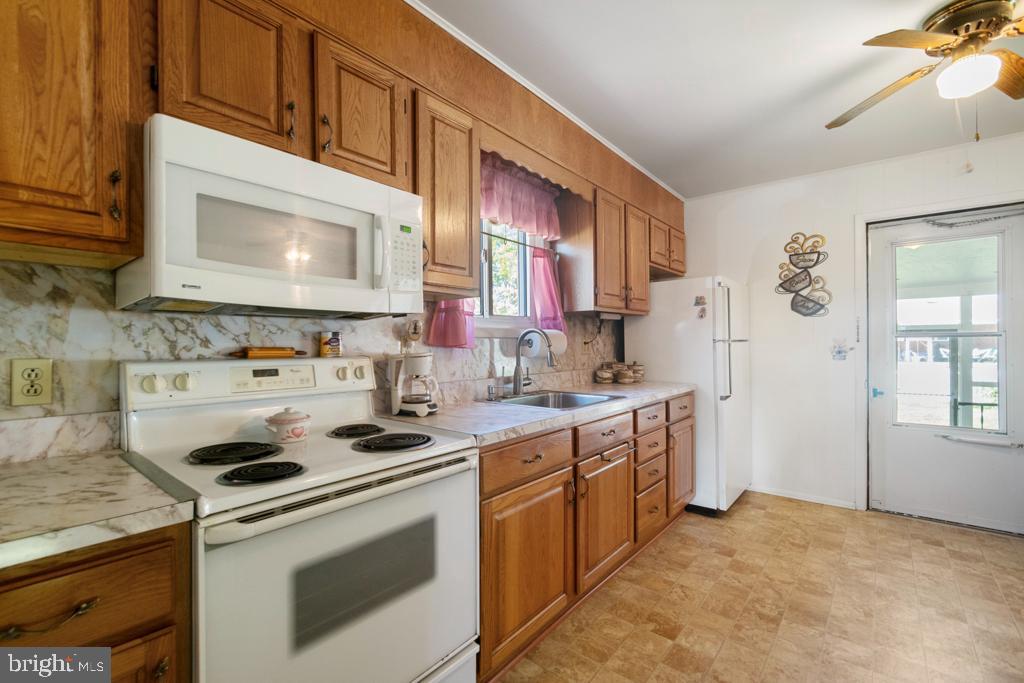 260 Carroll Road Pasadena, MD 21122 - Photo 14 of 29 KITCHEN