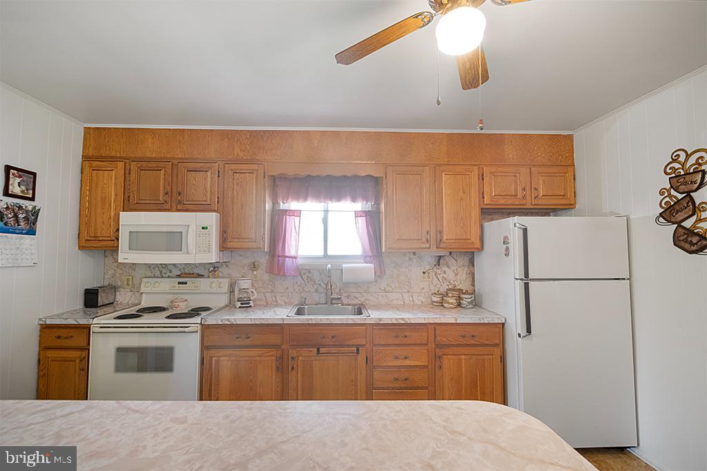 260 Carroll Road Pasadena, MD 21122 - Photo 17 of 29 KITCHEN