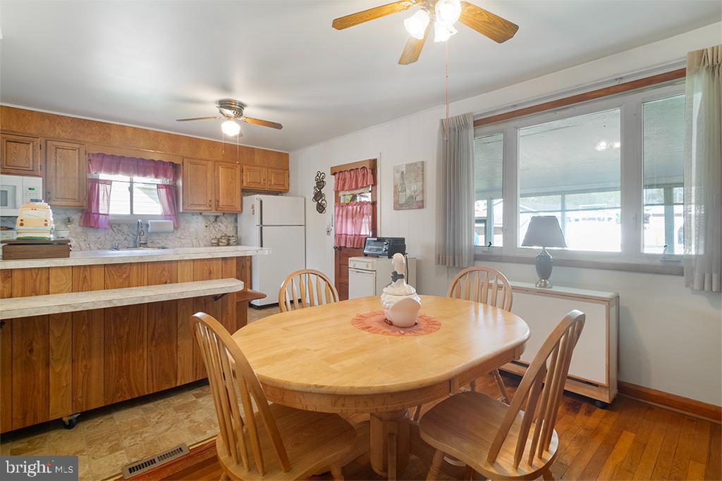 260 Carroll Road Pasadena, MD 21122 - Photo 18 of 29 BREAKFAST BAR