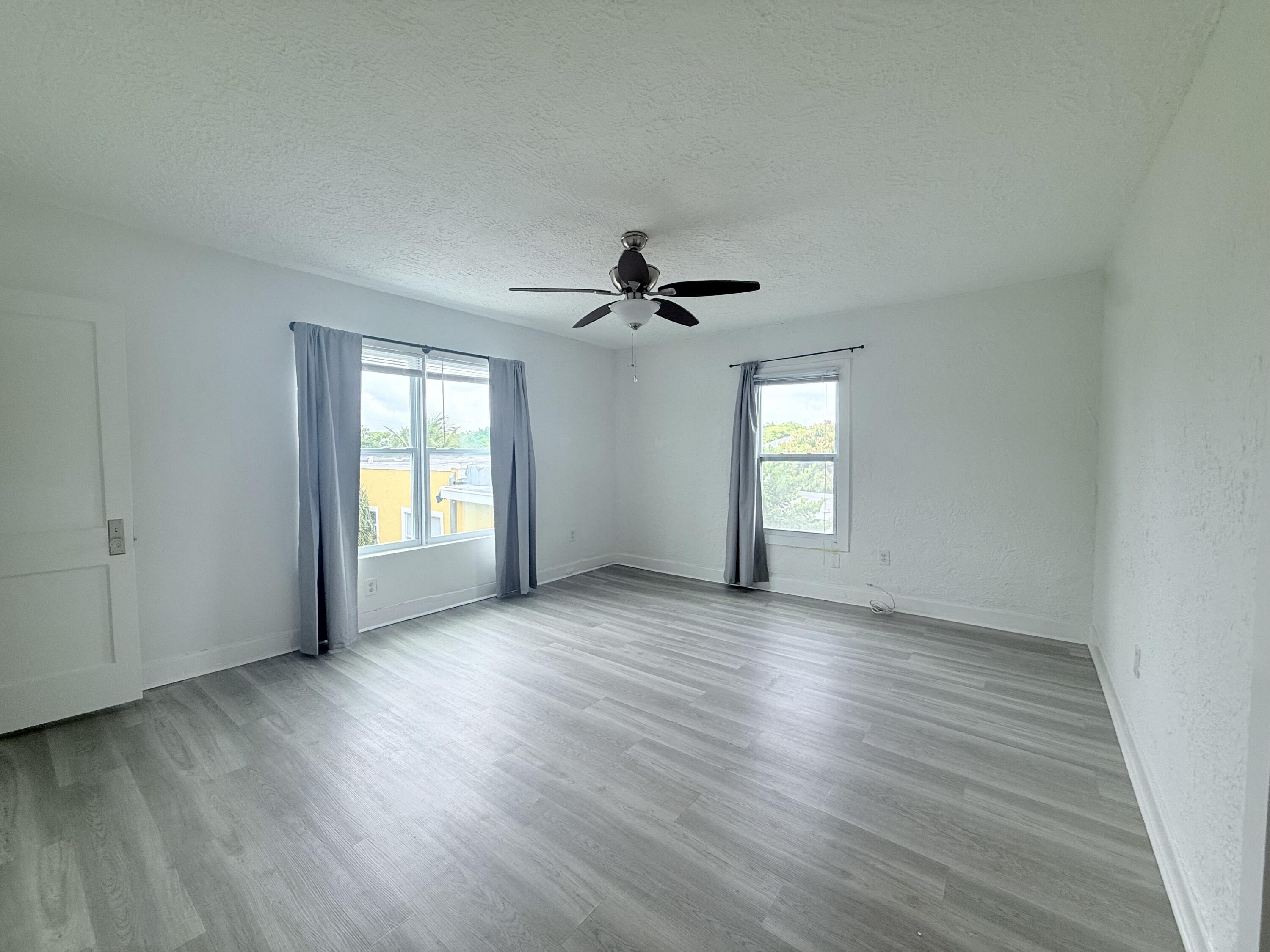 411 Nathan Hale Road, Unit 2 West Palm Beach, FL 33405 - Photo 3 of 11 Living Space
